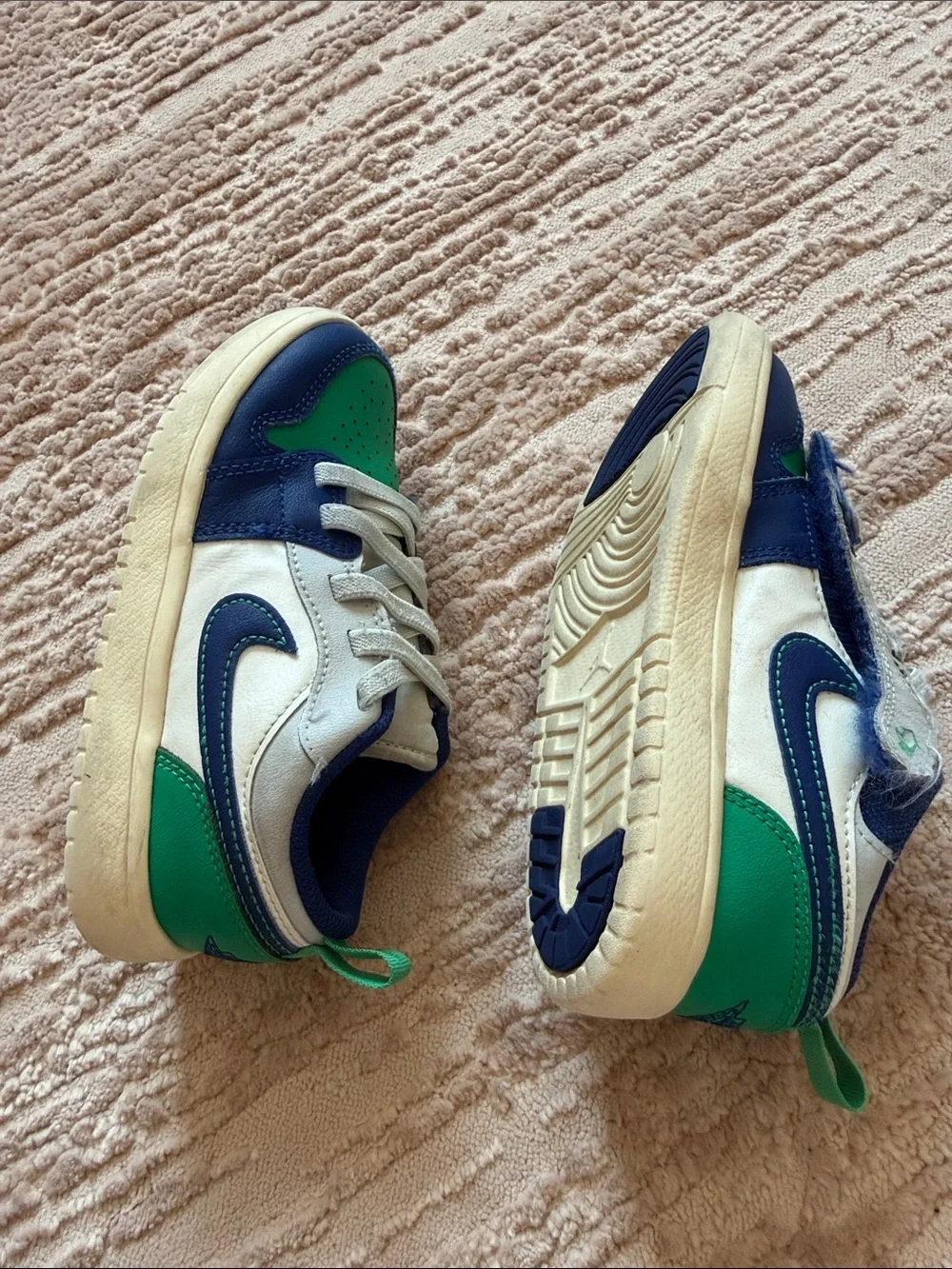 Air Jordan Nike Kids Low-Top Sneakers with Velcro in Green, Navy & White Size 13